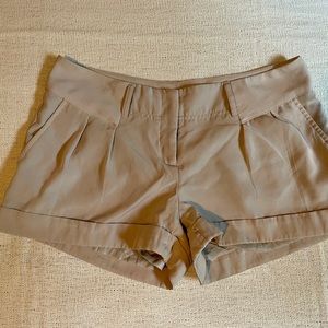 express dressy tan / beige short